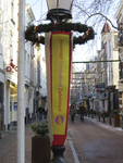 907165 Afbeelding van een feestversiering rond een lantaarnpaal op de Zadelstraat te Utrecht, met de tekst: 'December ...